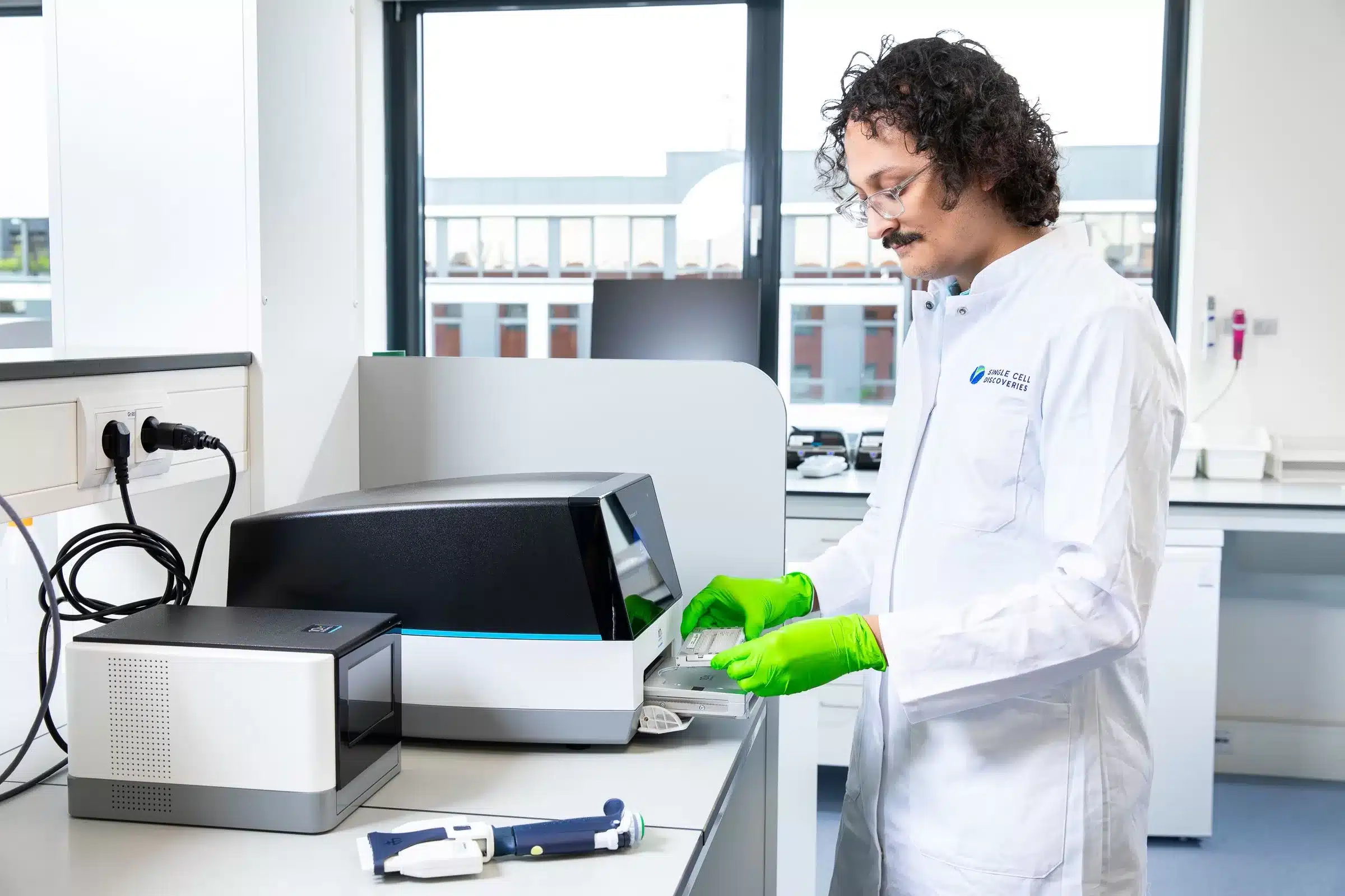 Single-cell sequencing 10x Genomics scientist places samples into 10x Chromium X machine