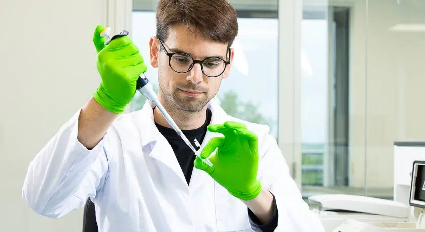 A scientist fixing a sample before a scRNA-seq workflow